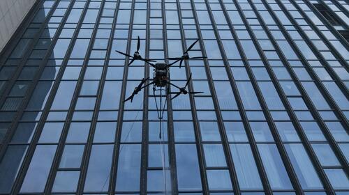 آخرین اخبار شرکت در مورد نوآوری درایو فناوری: پهپاد تمیزکننده ارتفاع بالا با دو رشته MYUAV، تمیز کردن استاندارد شده سالن ورزشی جیاشینگ