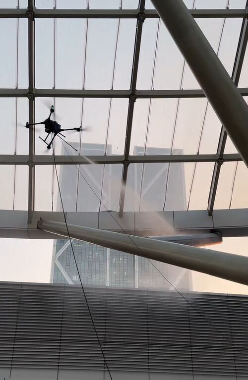 آخرین اخبار شرکت در مورد پهپاد تمیزکننده MYUAV M400X با موفقیت عملیات تمیزکاری دقیق را در یک فضای بزرگ سرپوشیده به پایان رساند.